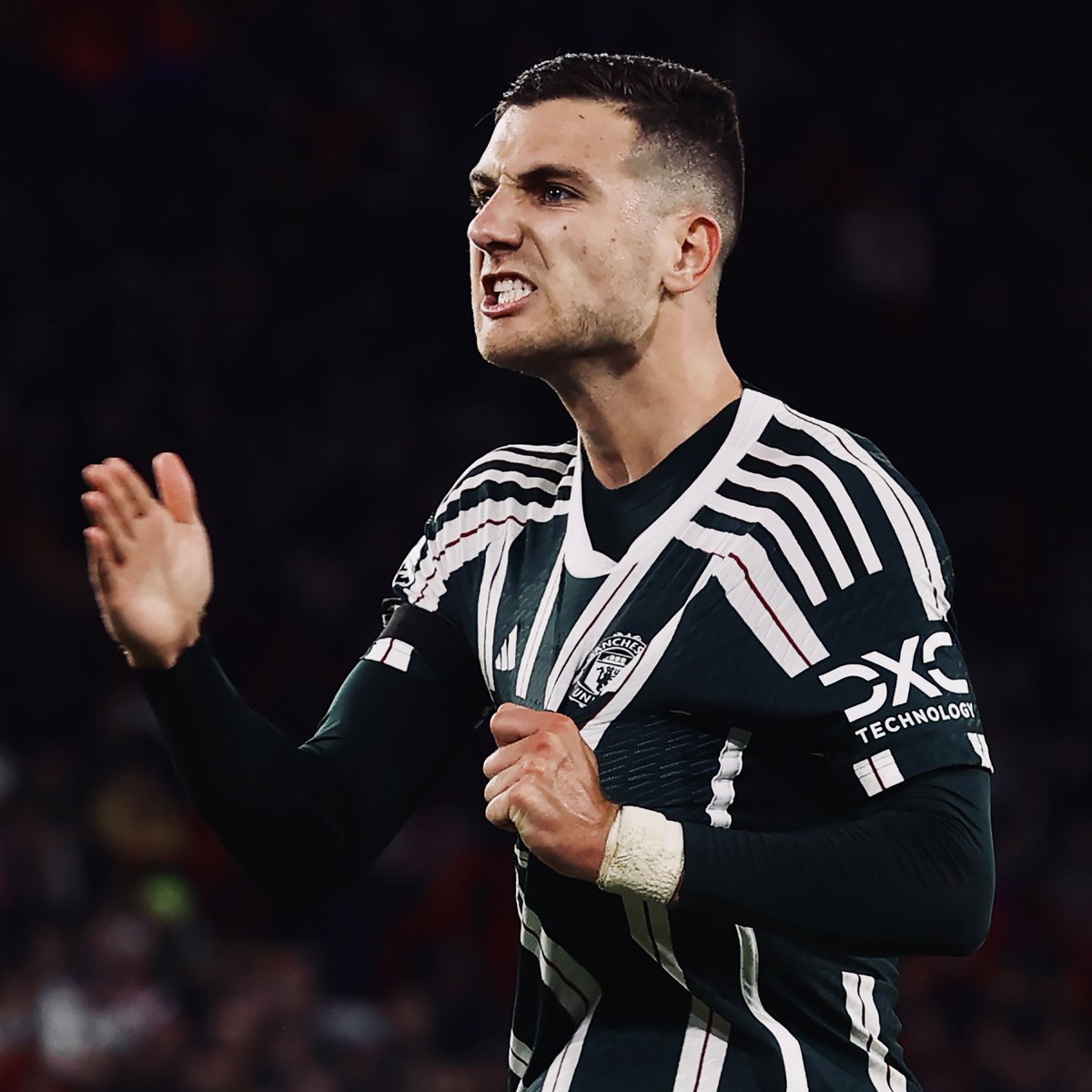 ManUtd's tweet photo. Away-day energy ♨️

👊 @DalotDiogo

#MUFC || #NFOMUN