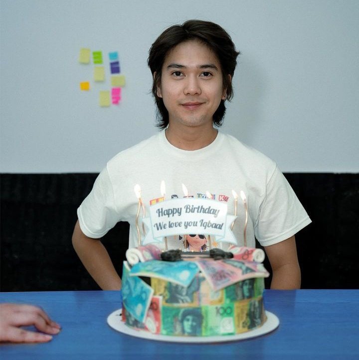 iqbaalyeri's tweet photo. #IQBAAL #YERI 🎂 https://t.co/XYQnVpg9f9