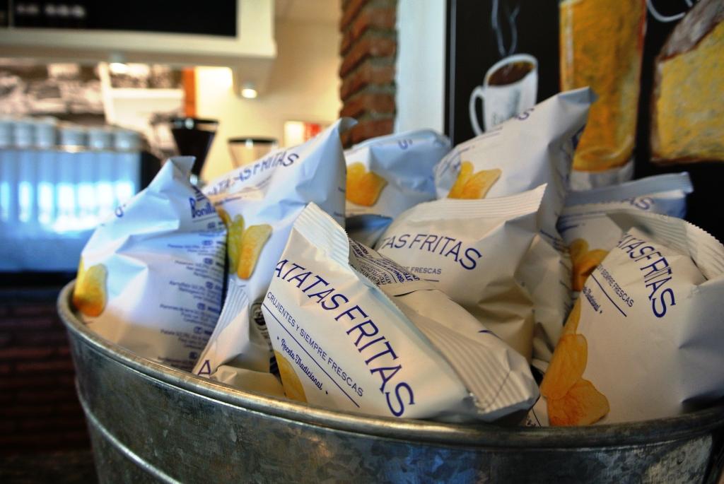 Las mejores patatas fritas de bolsa: una ruta por España elpais.com/gastronomia/el… a través de <a href="/el_pais/">EL PAÍS</a> <a href="/BonillaalaVista/">Bonilla a la Vista</a> 
📷 El Parador Café #SotodelBarco #patatasfritas