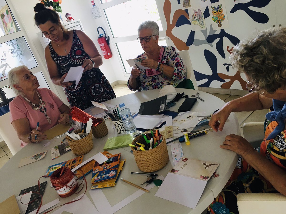 SenSteMarie's tweet photo. Un #atelier pour créer de jolies #CartesDeVoeux personnalisées. Un peu de #talent et un peu d’imagination pour un rendu unique. #DIY #AtelierCréatif #Team974 #bricolage #BienVieillir https://t.co/Wbb68u7lsF