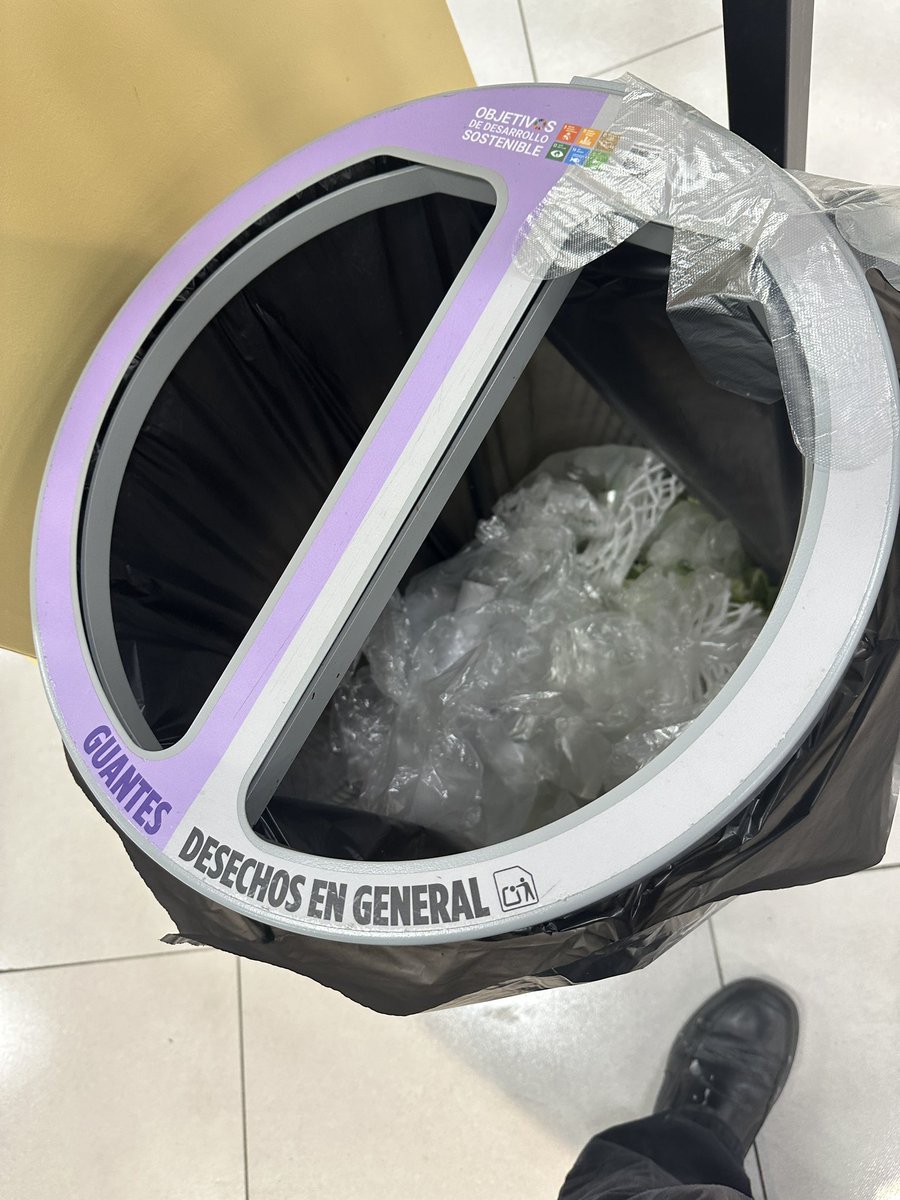 maikelnai's tweet photo. El mundo del reciclaje (es la misma bolsa por si no se ve claro) https://t.co/pHP7l3nNmI