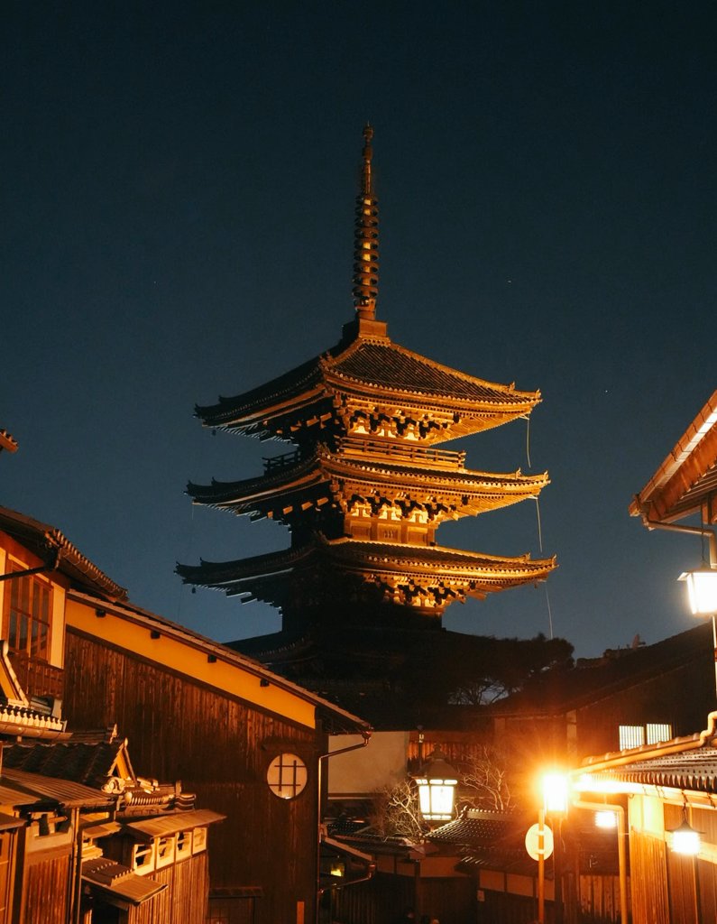 kevinamontalvo's tweet photo. Timeless moments that we will never forget in the Gion district in Kyoto!

We waited until sunset 🌇 for tourists to leave, then we enjoyed walking around the historic roads of this district. https://t.co/jbA6rIg0Hg