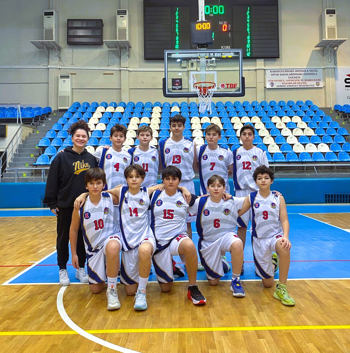 #TEDEdirneKoleji Ortaokulu Yıldızlar Basketbol Takımımız, Edirne Gençlik ve Spor İl Müdürlüğünün düzenlediği basketbol turnuvasında bugün oynadığı maçı 47-25 galibiyetle tamamlayarak yarı finale çıktı. Öğrencilerimizi tebrik ediyor, gelecek maçlarda başarılar diliyoruz.
