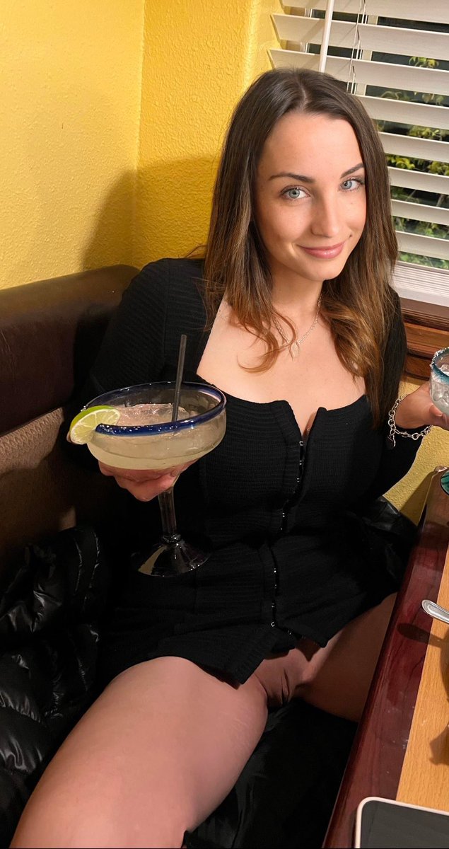 JackelynJo44439's tweet photo. Can I invite you for a drink after work? Yes or no ?? 🍸🍷
#Facebook https://t.co/gOPfwEv76b