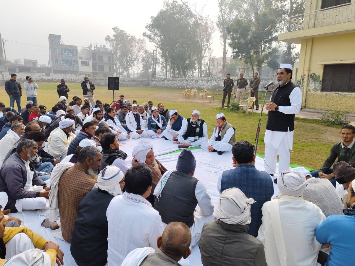 ShamimRahniya's tweet photo. आज मेवात जिला कांग्रेस मुख्यालय पर उप नेता प्रतिपक्ष चौ० @Aftabnuh जी की अध्यक्षता में कार्यकर्ताओं ने कांग्रेस का स्थापना दिवस मनाया
मुल्क की आज़ादी से लेकर मुल्क को संवारने में कांग्रेस की मुख्य भूमिका रही।
2 जनवरी को होने वाले कांग्रेस सम्मेलन में जुट जाए कार्यकर्ता:-#ChAftab https://t.co/lBBsELTPi6