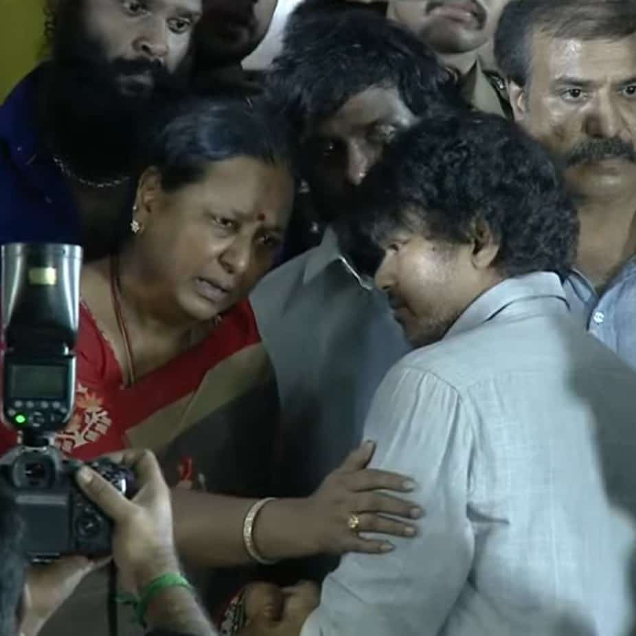 DHANUSH____O07's tweet photo. மனுஷன் கலங்கி போகிட்டார்..! 🥺💔 Never Seen #ThalapathyVIJAY Being This Emotional in Public 😭

விஜய் anna va eppadi pakka mudiyula kan kalangi nikkuraru 💔 

#RIPCaptainVijayakanth #Vijayakanth
#Capatain #RIPVijaykanth
 
#ThalapathyVijay #Vijay https://t.co/lJdf5il5SU