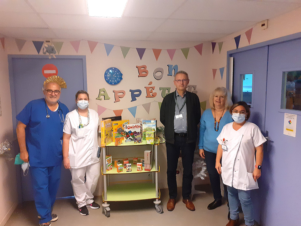 cham45200's tweet image. Nous remercions l&apos;asso les Blouses Roses, pour leur généreux don de jeux de société au service de Pédiatrie le jeudi 28/12. Les enfants hospitalisés pourront se divertir avec ces nouveautés qui viennent enrichir la salle de jeux, et ainsi oublier un peu leurs soucis.