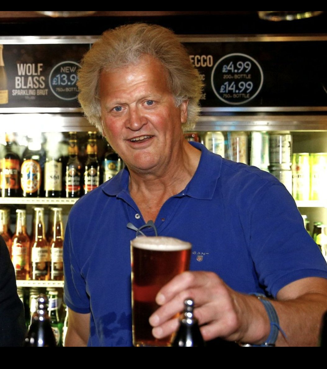 Maria264506501's tweet image. Where have I seen #Sir #TimMartin from #Wetherspoons before? Maybe it's just the #bluetop and the #hair. #MargaretThatcher.