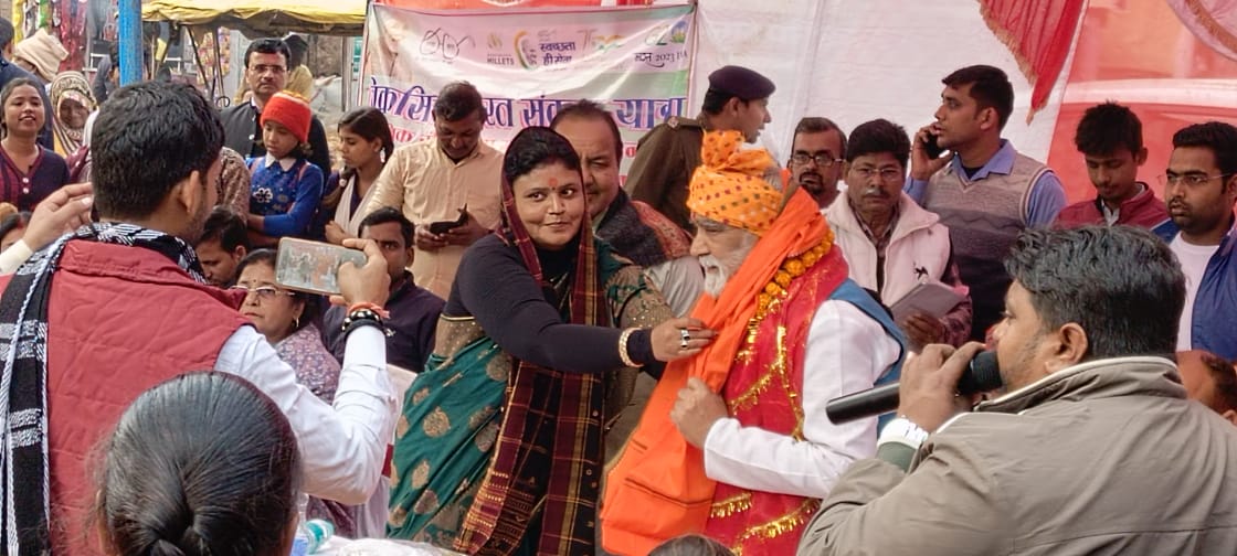 PinkeyPathak1's tweet photo. मोदी जी ने ठाना है
विकसित भारत बनाना है...

बक्सर संसदीय क्षेत्र के दुमरॉव नगर छठिया पोखरा  #ViksitBharatSankalpYatra  कैम्प लगा। केंद्रीय योजनाओं की जानकारी दी गई। लाभर्थियों को योजनाओं से जोड़ा गया। आज मुख्य अतिथि के तौर पर माननीय मंत्री अस्विनी चौबे जी उपस्थित रहे, https://t.co/6WG4ufwJtv