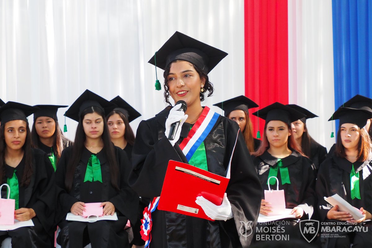 FPEscuelas's tweet photo. 👏🏻 ¡El éxito llega luego de mucho esfuerzo!

👩🏻‍🎓Ada Portillo, mejor egresada del Centro Educativo Mbaracayú, brindó un emotivo discurso durante la graduación donde resaltó la importancia de la calidad educativa y agradeció a sus compañeras y docentes por los años de aprendizaje. https://t.co/yabkA4Z82u