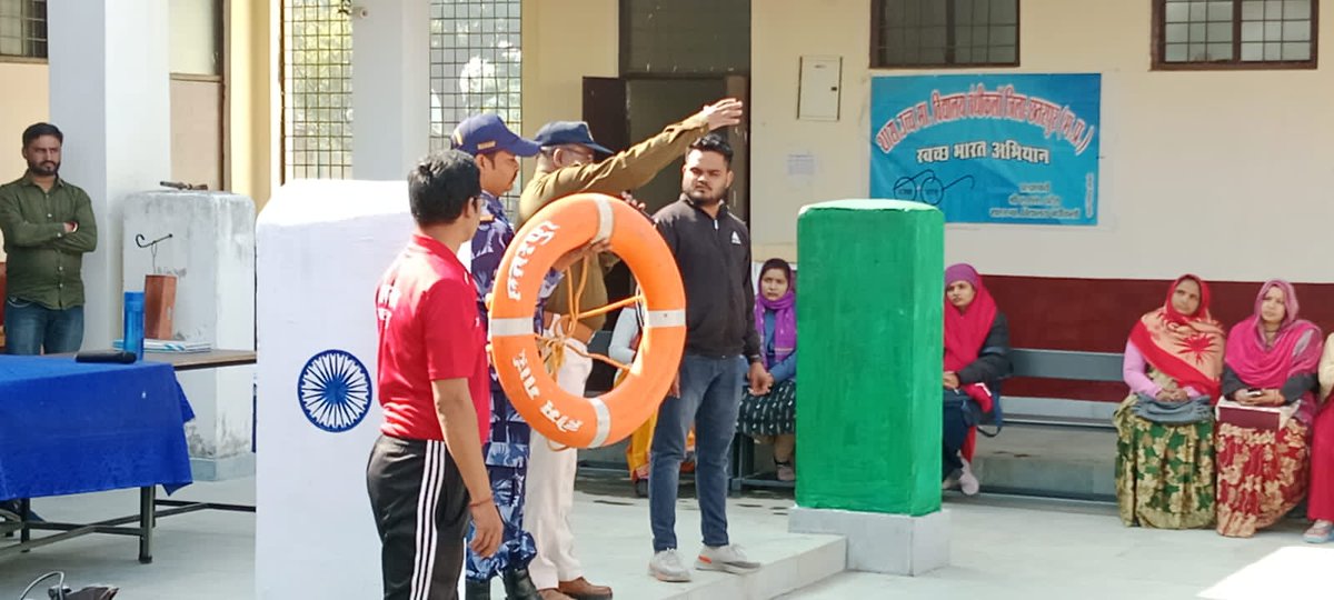 Neelesh55488950's tweet photo. These days, under the guidance of SDRF Madhya Pradesh under the guidance of @ndmaindia, Ministry of Home Affairs, Government of India, children of government schools are learning the skills to deal with natural disasters like earthquake, fire and flood. https://t.co/tFjx2lwC6L