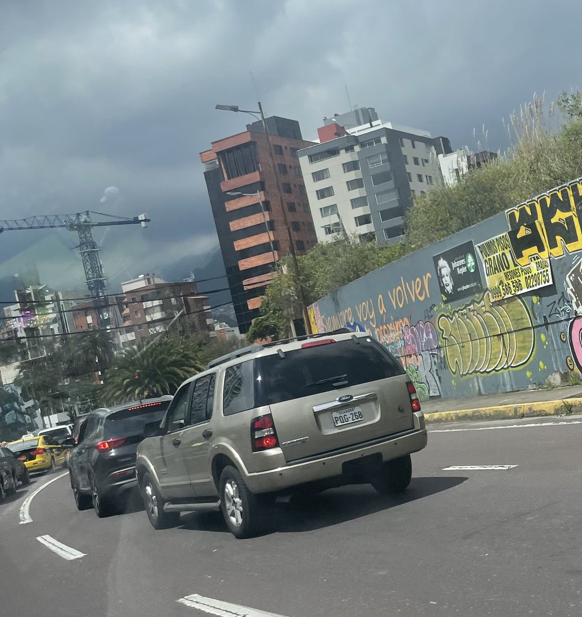 📍¿Me ayudan a saber quién es este angelito? En el túnel guayasamin nos pitó por varios minutos para que aceleremos y nos excedamos del límite de velocidad.

No lo hicimos y al salir del túnel nos gritó coman v… a mis padres (personas de la tercera edad) y a mí. Su placa es