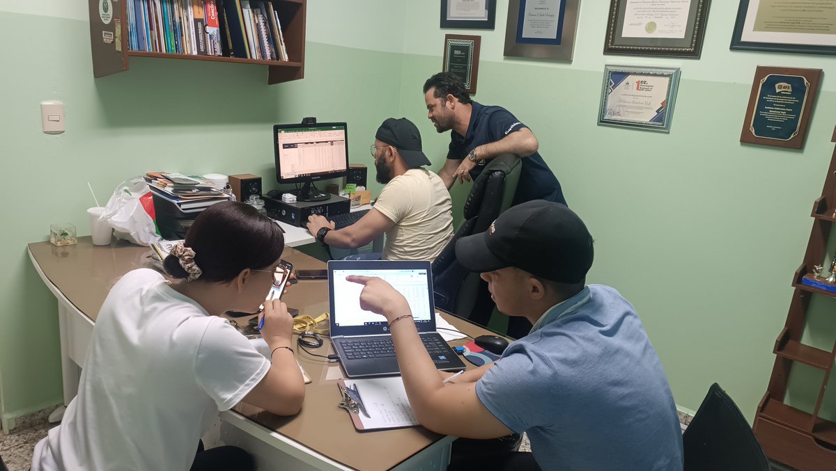 CQuelix's tweet photo. Los directores de Centros públicos #sueldo14directoresdecentrospublicos porque lo merecemos. Directores y Equipo Directivo trabajando su POA antes del 31 de Diciembre. @MapRDo @EducacionRDo @asonadediRD https://t.co/2HBeJkbr3E