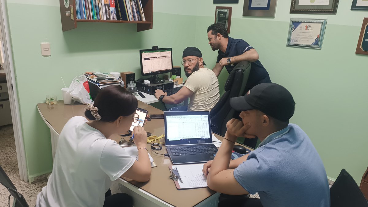 CQuelix's tweet photo. Los directores de Centros públicos #sueldo14directoresdecentrospublicos porque lo merecemos. Directores y Equipo Directivo trabajando su POA antes del 31 de Diciembre. @MapRDo @EducacionRDo @asonadediRD https://t.co/2HBeJkbr3E