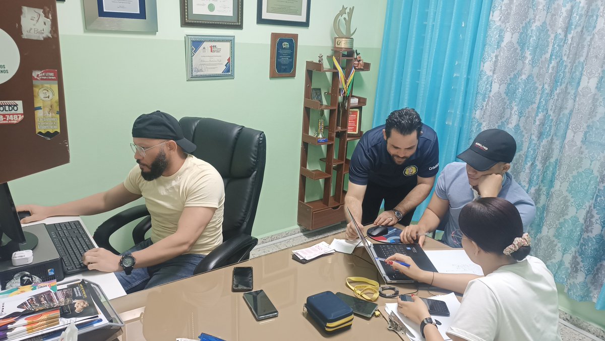 CQuelix's tweet photo. Los directores de Centros públicos #sueldo14directoresdecentrospublicos porque lo merecemos. Directores y Equipo Directivo trabajando su POA antes del 31 de Diciembre. @MapRDo @EducacionRDo @asonadediRD https://t.co/2HBeJkbr3E