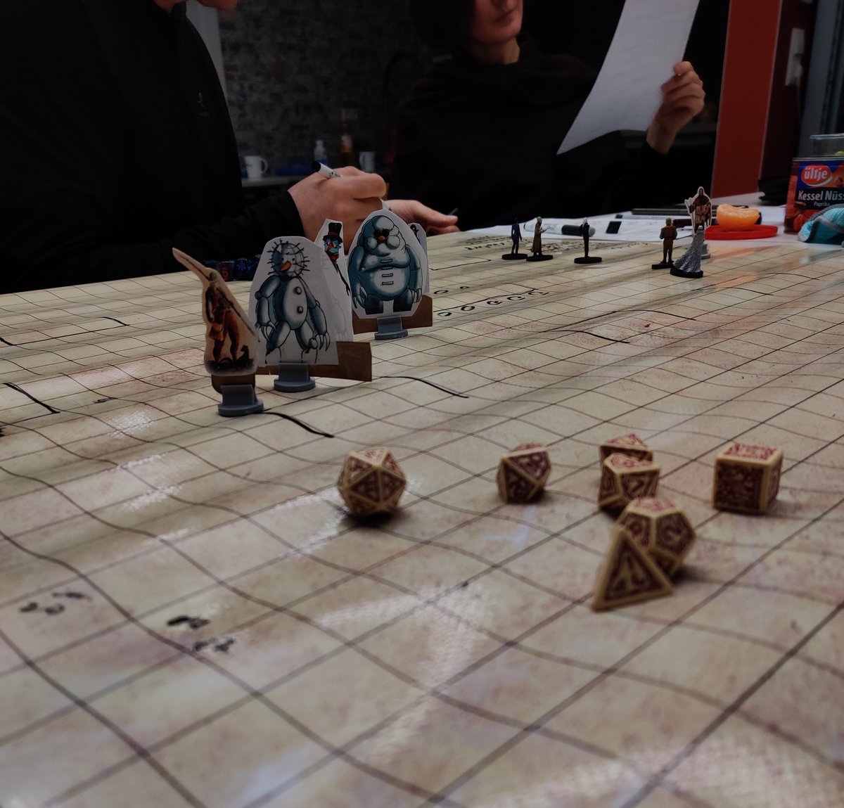 backspaceoddity's tweet image. Вышел из депрессии провести американцам одну рождественско-новогоднюю днд сессию