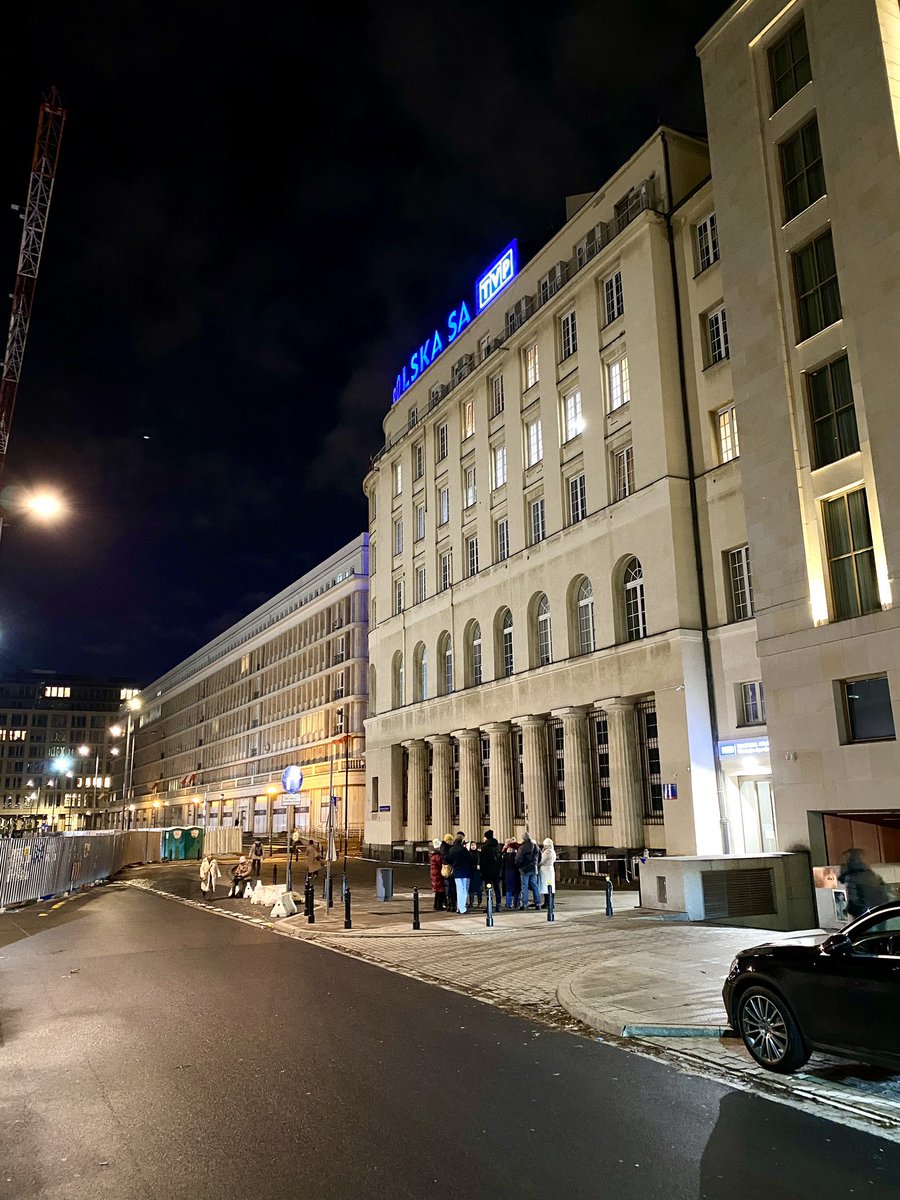 Plac Powstańców - garstka protestujących wciąż obecna przed budynkiem #TVP