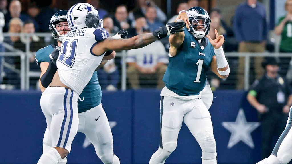 TheStarWeAre's tweet image. 🚨 THROW THE FLAG! 🟨

If you think these pictures 
are holds, you'd be right. If you think they were called, you'd be wrong. 👎 

#Cowboys Micah Parsons has not only drawn Zero Holds since Week 6, he has only had a hold called against him TWICE all season!