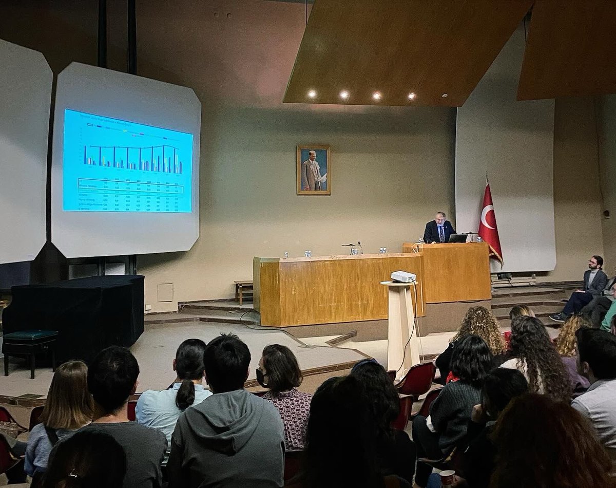 İTÜ Mimarlık Fakültesi 2023 yılı Yılsonu Tebrik ve Teşekkür Töreni ile Akademik Genel Kurul dün gerçekleştirildi. Etkinlik kapsamında bu sene içinde emekli olan öğretim üyelerimiz Prof.Dr. Şebnem Timur ile Dr.Öğr.Üyesi F. Pınar Özemir’e birer plaket takdim edildi. ✨