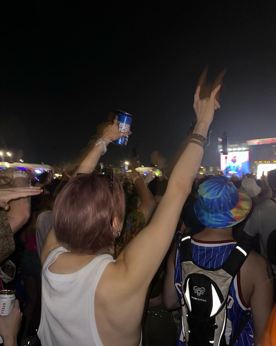 Yeonjuhun's tweet photo. Delighting the night at 𝖫𝗈𝗅𝗅𝖺𝗉𝖺𝗅𝗈𝗈𝗓𝖺! The beats and energy electrify myself, this moment becomes an unforgettable thrill. https://t.co/pzGsTC7nb0
