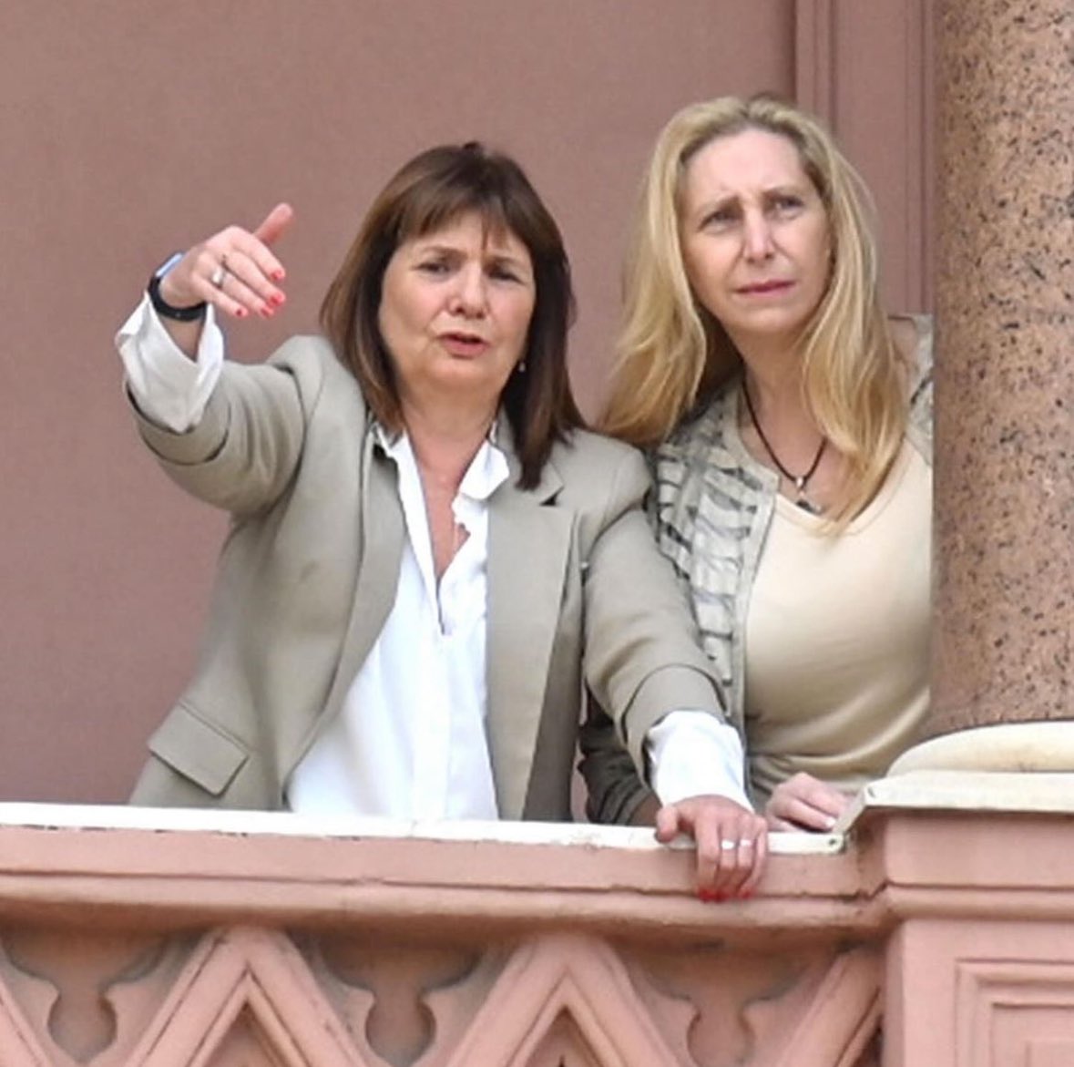 Tu cara cuando le pedís al patovica que deje pasar a tus amigos 😂