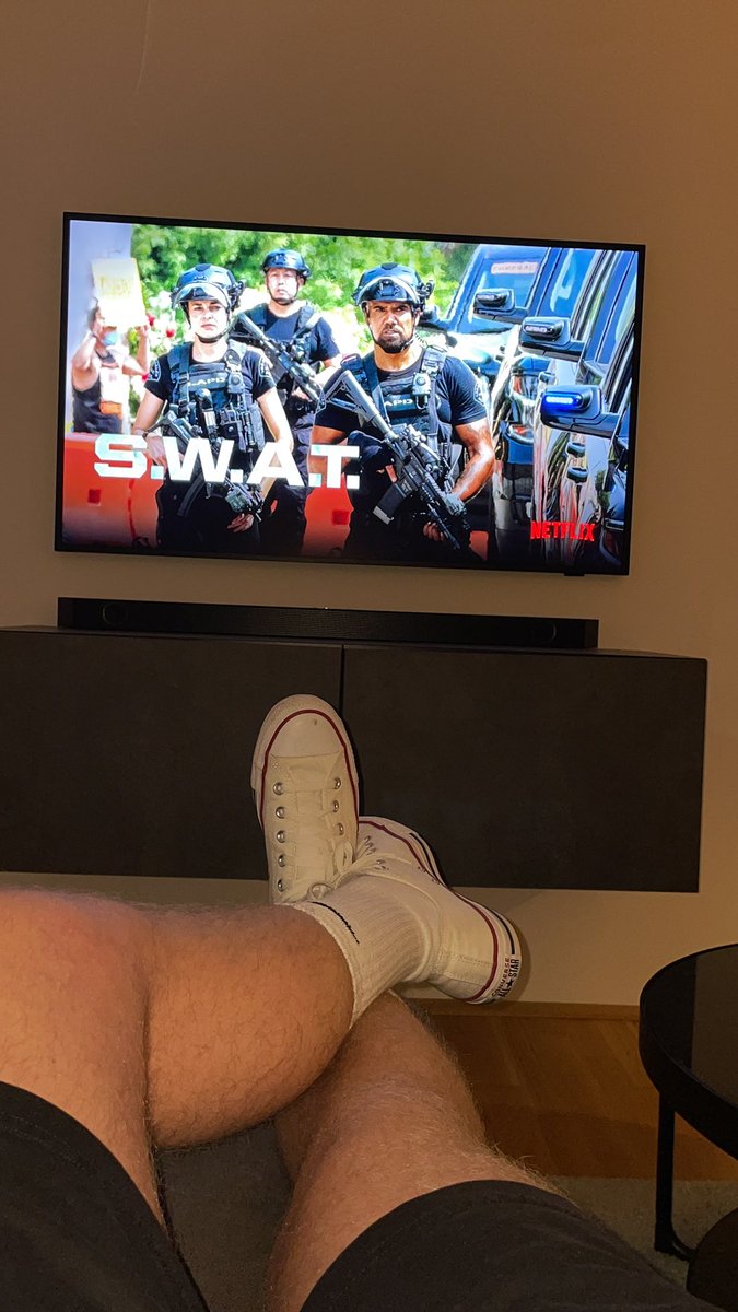 ein glücklicher slave kommt gleich mein klo putzen. 😂
danach darf er sich um meine smelly feet kümmern.
und ich chille währenddessen 😮‍💨

#geldsklave #findom #cashmaster #paypig #geldschwein #zahlschwein #männerfüße #malefeet #wallet #loser