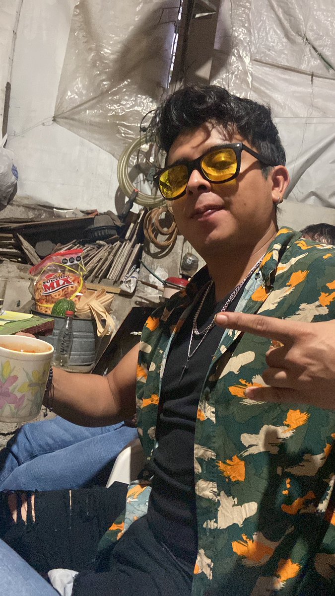 LizbethmonroyT's tweet photo. Mi amorcito conociendo a mi familia por primera vez y embriagándolos con el mezcal que trajo de Oaxaca 🩵🫶🏻💪🏻😂 https://t.co/A8EFwtPNoR