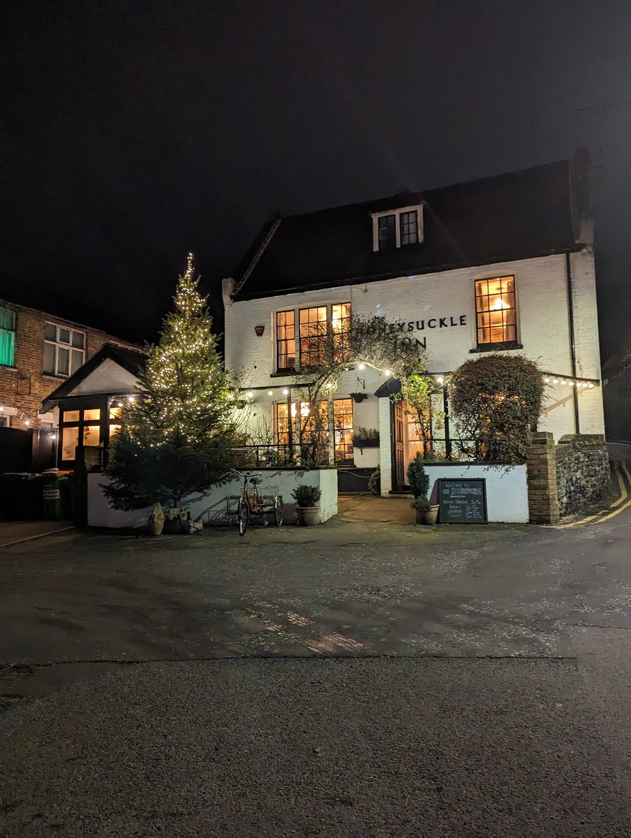 SELondonBoozers's tweet image. Honeysuckle Inn 31 Honeysuckle Road #CT11 this place was very busy. Young personable landlord engaging with punters at the bar. They have a barbershop in the back room and done a decent paint job to celebrate the Jubilee in 2022 (last photo) 👌🍻