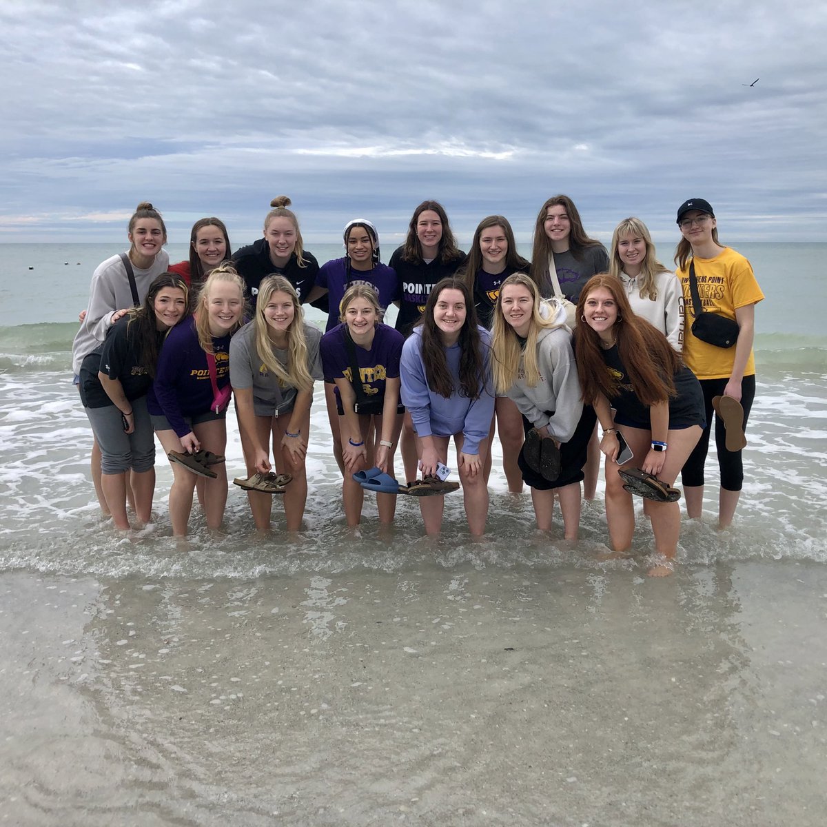UWSPWBB's tweet photo. “Looks 👀 Like We Made It” 🏖️‼️🏝️ 

📍St. Petersburg, Florida

💜 #Pointers 🦅 #FlyHigher 💛 https://t.co/IEVVOv1hN6