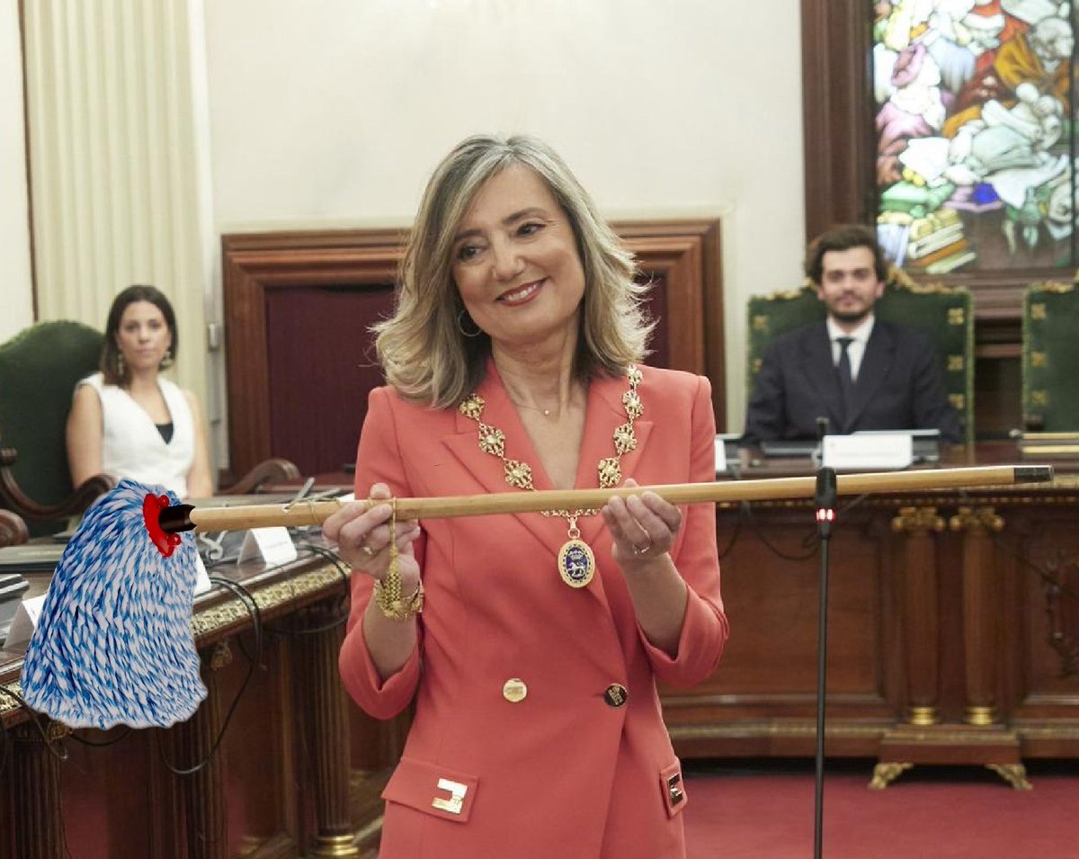 umoreaskea's tweet photo. Guk ez diogu fregona deitzen, 
guk lanbasa edo zoru-garbigailua deitzen diogu...
Gora eskaileria garbituta!  #AgurUPN https://t.co/8LPC7iy72a
