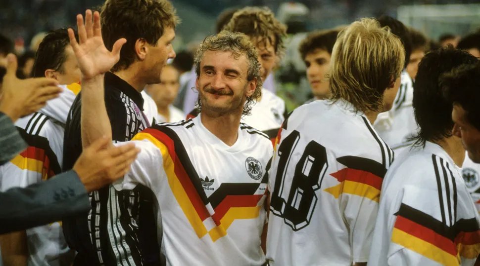 6⃣ Selección de Alemania Occidental 1988-1990: Coronada con un Mundial, esta camiseta supo combinar diseño con tradición (bandera incorporada).