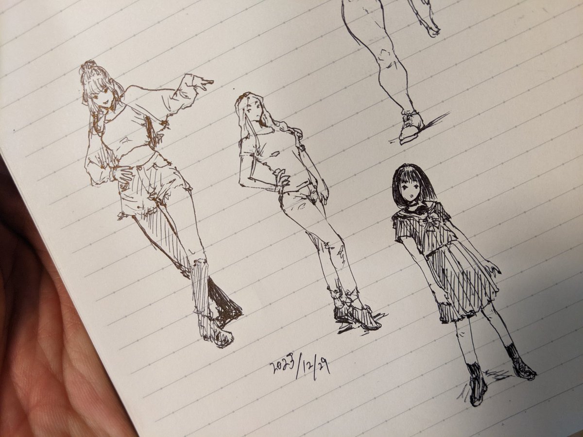 モデルポーズから カキカキ。 