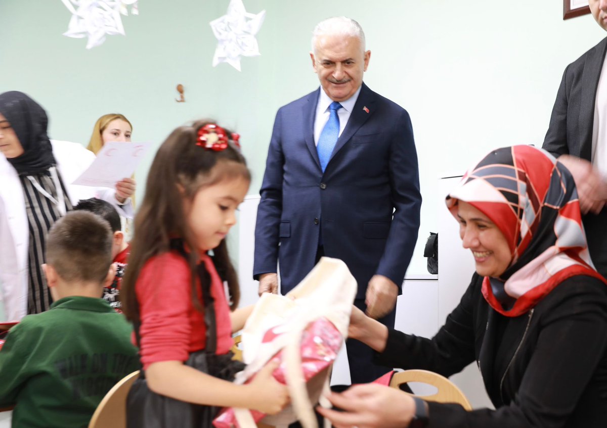 KizilayKurumsal's tweet photo. “81 İl 81 Anaokulu Projesi" kapsamında Manisa’da yapımı tamamlanan Şehit Uzman Çavuş Vedat Öz Kızılay Anaokulu'nun açılışı son Başbakanımız Sayın Binali Yıldırım ve eşi Semiha Yıldırım, Milli Eğitim Bakanı Yusuf Tekin, Genel Başkanımız Prof. Dr. Fatma Meriç Yılmaz ve çok sayıda davetlinin katılımıyla gerçekleştirildi.