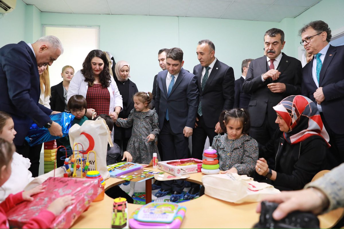 KizilayKurumsal's tweet photo. “81 İl 81 Anaokulu Projesi" kapsamında Manisa’da yapımı tamamlanan Şehit Uzman Çavuş Vedat Öz Kızılay Anaokulu'nun açılışı son Başbakanımız Sayın Binali Yıldırım ve eşi Semiha Yıldırım, Milli Eğitim Bakanı Yusuf Tekin, Genel Başkanımız Prof. Dr. Fatma Meriç Yılmaz ve çok sayıda davetlinin katılımıyla gerçekleştirildi.