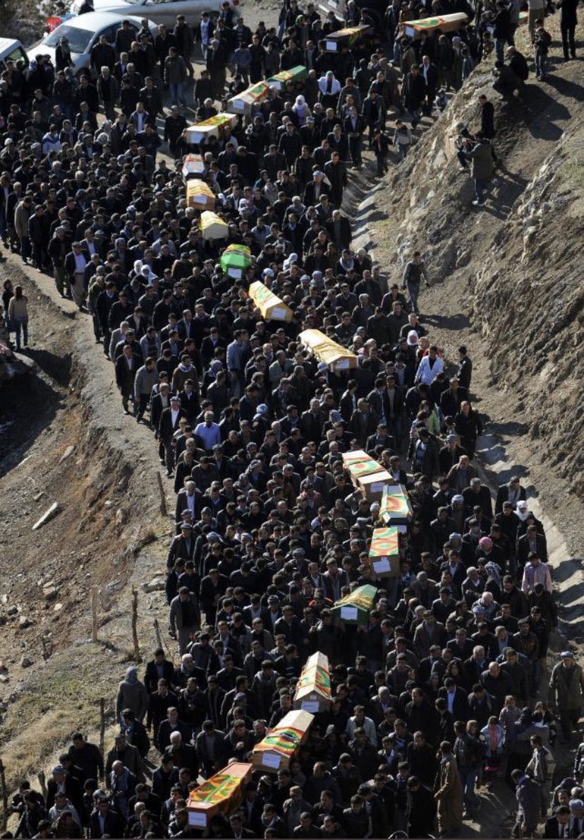 Bugün 28 Aralık, her yerde Roboski paylaşımları görüyoruz.
Peki madem 12 sene önce yaşanılan Uludere olayında ölenler sivil vatandaştı, neden tabutlarında PKK'nın bez parçası vardı?