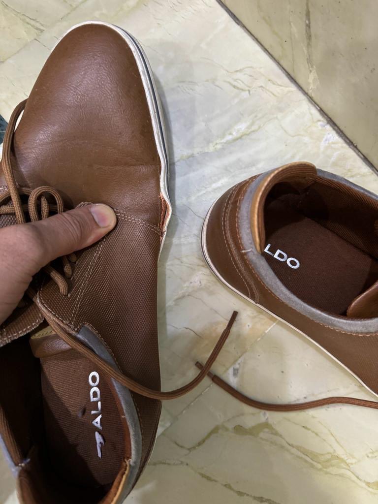 beinmyvicinity's tweet photo. Hey @ALDO_Shoes, love your style but not thrilled about my sneakers' midsole detaching. 🙁 Customer support offered a coupon, but it applies to MRP, and the shoes are already at a 50% discount. Feeling stuck at the same price I paid. Help a loyal customer? #CustomerServiceIssues https://t.co/SiB62tNqiq