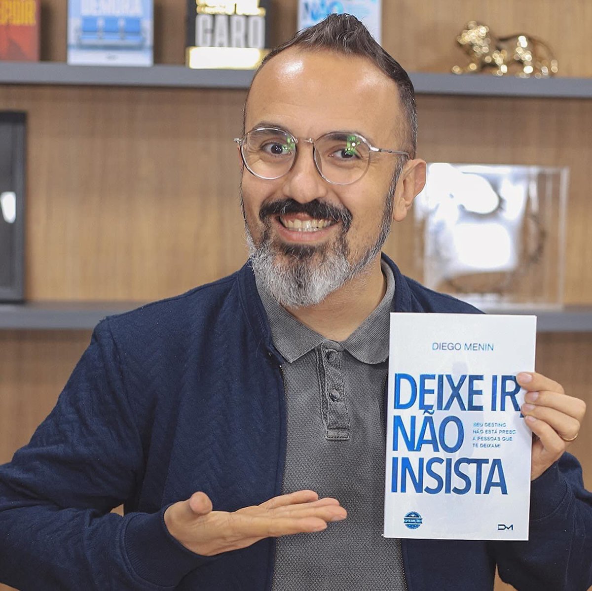 MeninDiego's tweet photo. Não faça dessa dor a sua melhor amiga. Amadureça com ela e depois deixe-a ir.

Do meu livro "Deixe ir, não insista”.
Link https://t.co/DsL7YxwPFP

#diegomenin #deixeir #equilibrioemocional #fases #prioridades https://t.co/PMdRykabdp