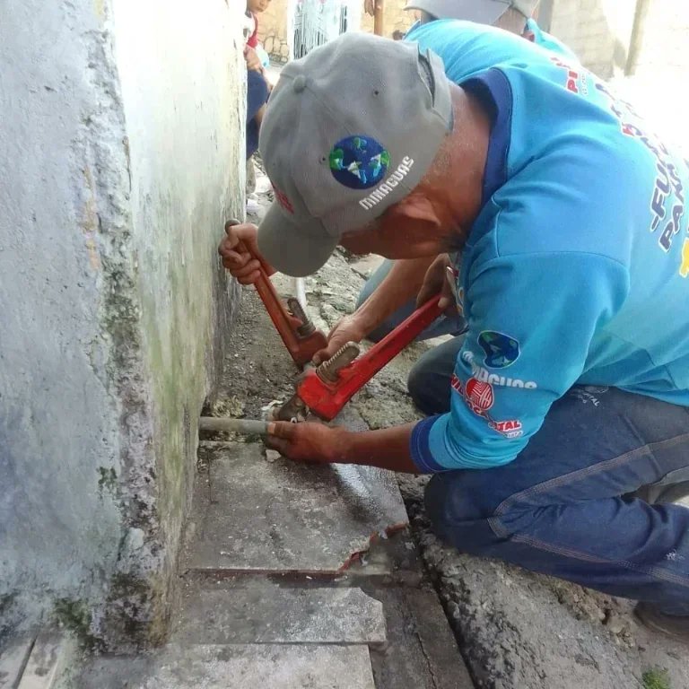 hidroven_ve's tweet photo. #Brippas  instaló 3 m de tubería en el sector María Gómez  de la parroquia Caucaguita para reestablecer el servicio de #AguaPotable a 35 familias , estos atendidos gracias al reporte recibido a través de la #Venapp #1x10delbuengobierno
@NicolasMaduro
@RMarcoTorres https://t.co/GHmpuhLMlq