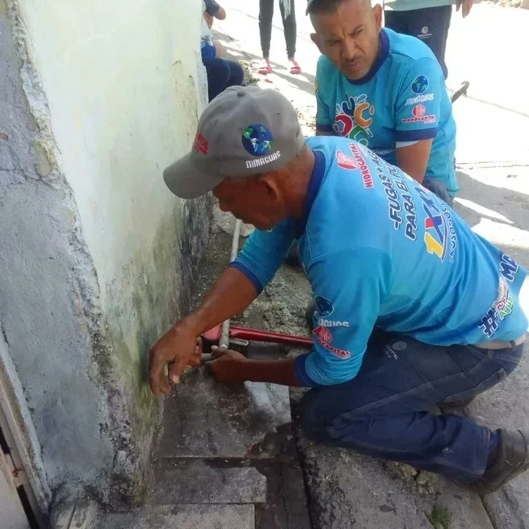 hidroven_ve's tweet photo. #Brippas  instaló 3 m de tubería en el sector María Gómez  de la parroquia Caucaguita para reestablecer el servicio de #AguaPotable a 35 familias , estos atendidos gracias al reporte recibido a través de la #Venapp #1x10delbuengobierno
@NicolasMaduro
@RMarcoTorres https://t.co/GHmpuhLMlq