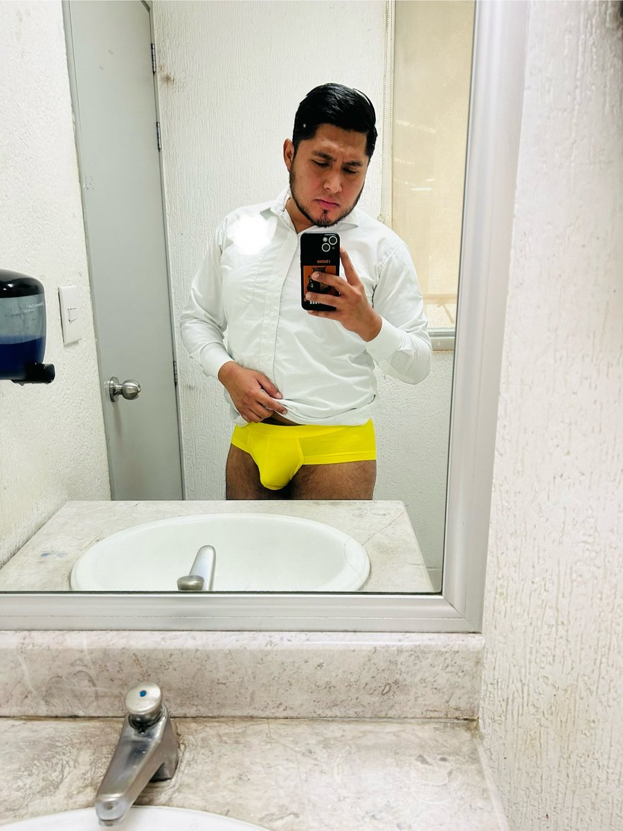 card1992's tweet photo. Pregunta.
¿El color amarillo en año nuevo qué significa?  😅🫢 https://t.co/5gtocSsKjL