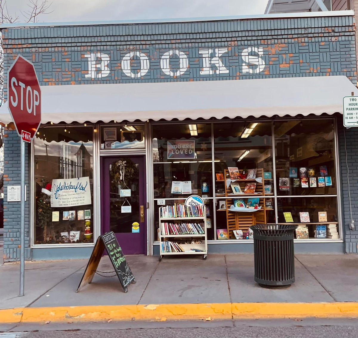 ghoul_grumpy's tweet photo. book store in the middle of the montana mountains?! say less i’m never leaving . 🏔️🤍 https://t.co/J0mlgq5Rni