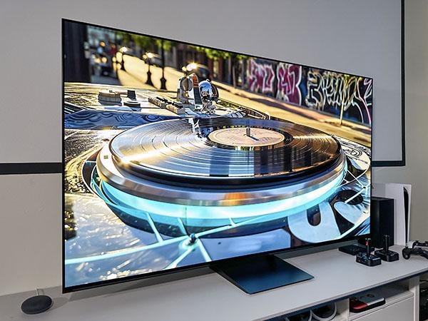 soundnvision's tweet photo. Top Pick! Samsung’s S90C 77” QD-OLED TV delivers state-of-the-art performance and exceptional value. https://t.co/KF1QHa9o8E https://t.co/UWqtUJUmh4