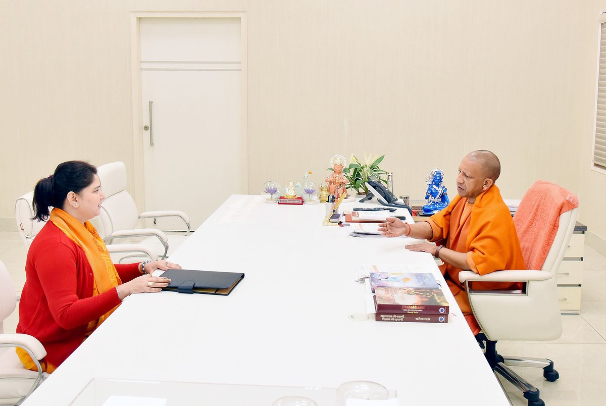 myogioffice's tweet photo. मुख्यमंत्री श्री @myogiadityanath जी महाराज से आज लखनऊ में पूर्व सांसद एवं प्रदेश महामंत्री, @BJP4UP श्रीमती प्रियंका सिंह रावत जी ने शिष्टाचार भेंट की।

@priyankaMP_BBK https://t.co/xdF04TEPmf