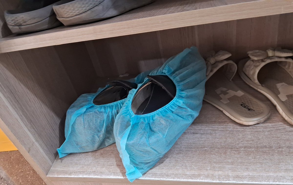 scid_ai's tweet photo. When ID physician advice to cover the shoes before entering into the ICU 🤦🏻‍♂️

#IDCC #MedFun #MedTwitter #ICU #MedEd #SCID_AI #InfectionControl https://t.co/4Rj4ahwjxh