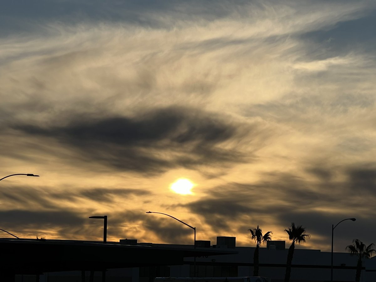 elguerolanchero's tweet photo. #sunrise #vegas #colors #weatherrelated leas Vegas woke up to another colorful sunrise… https://t.co/JfIsVRdueX