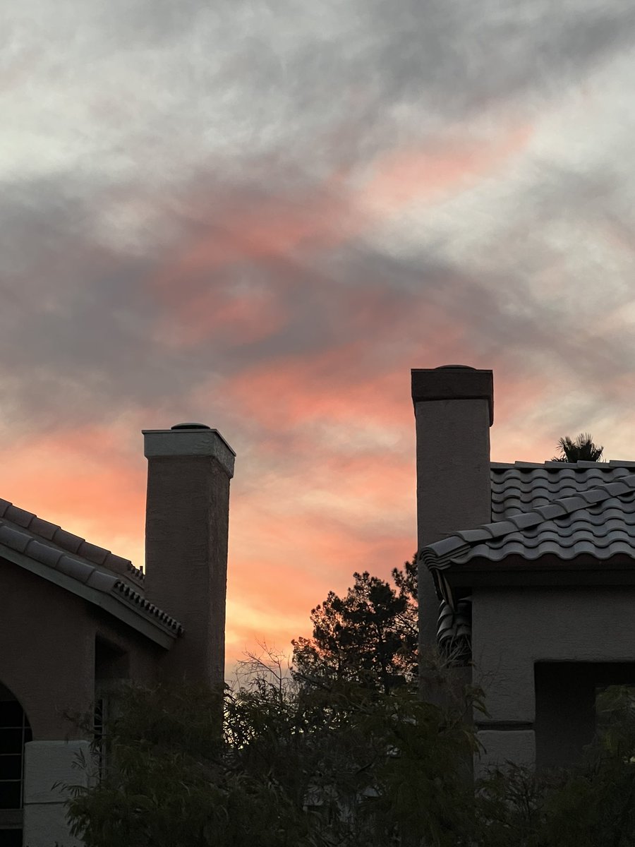 elguerolanchero's tweet photo. #sunrise #vegas #colors #weatherrelated leas Vegas woke up to another colorful sunrise… https://t.co/JfIsVRdueX