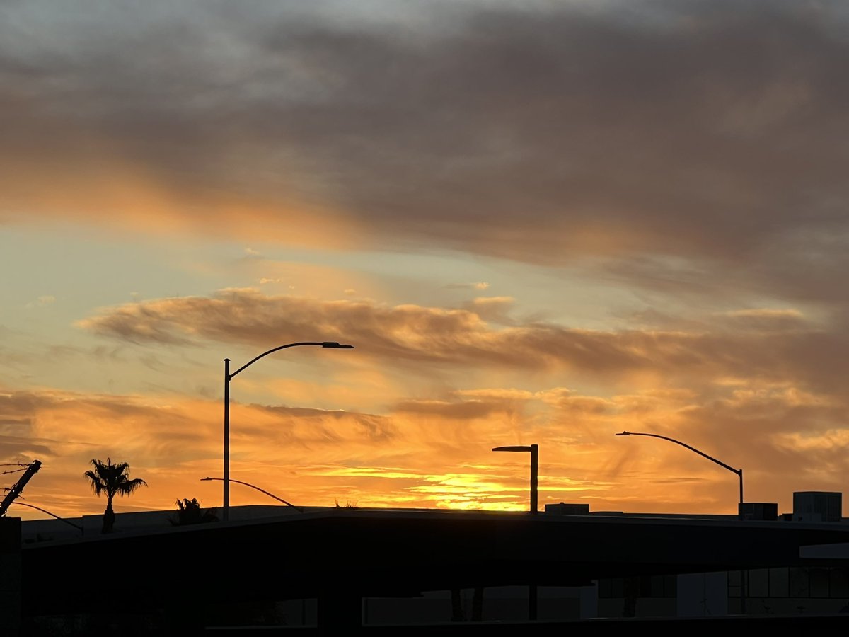elguerolanchero's tweet photo. #sunrise #vegas #colors #weatherrelated leas Vegas woke up to another colorful sunrise… https://t.co/JfIsVRdueX
