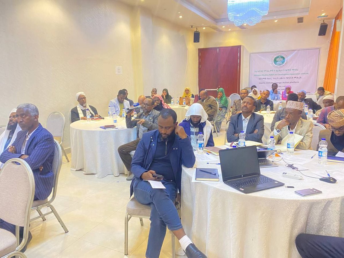 EMRDA6's tweet photo. የኢትዮጵያ ሙስሊሞች የእርዳታ እና የልማት ማህበር  ኢስላማዊ የአየር ንብረት ለውጥ የድርጊት መድረክ በሚል መርህ ዛሬ ታህሳስ 18 2016ዓ.ም በኤሊያና ሆቴል ባዘጋጀው ፕሮግራም መሻኢኾች፣ ኢማሞች ስለ አየር ንብረት ለውጥ እንዲያስተምሩ ጥሪ ቀርቧል። https://t.co/5zRuqtlZnt
