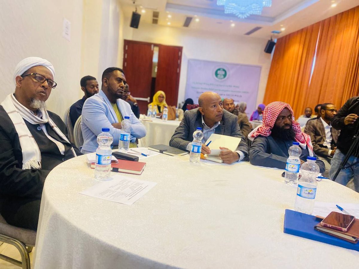 EMRDA6's tweet photo. የኢትዮጵያ ሙስሊሞች የእርዳታ እና የልማት ማህበር  ኢስላማዊ የአየር ንብረት ለውጥ የድርጊት መድረክ በሚል መርህ ዛሬ ታህሳስ 18 2016ዓ.ም በኤሊያና ሆቴል ባዘጋጀው ፕሮግራም መሻኢኾች፣ ኢማሞች ስለ አየር ንብረት ለውጥ እንዲያስተምሩ ጥሪ ቀርቧል። https://t.co/5zRuqtlZnt