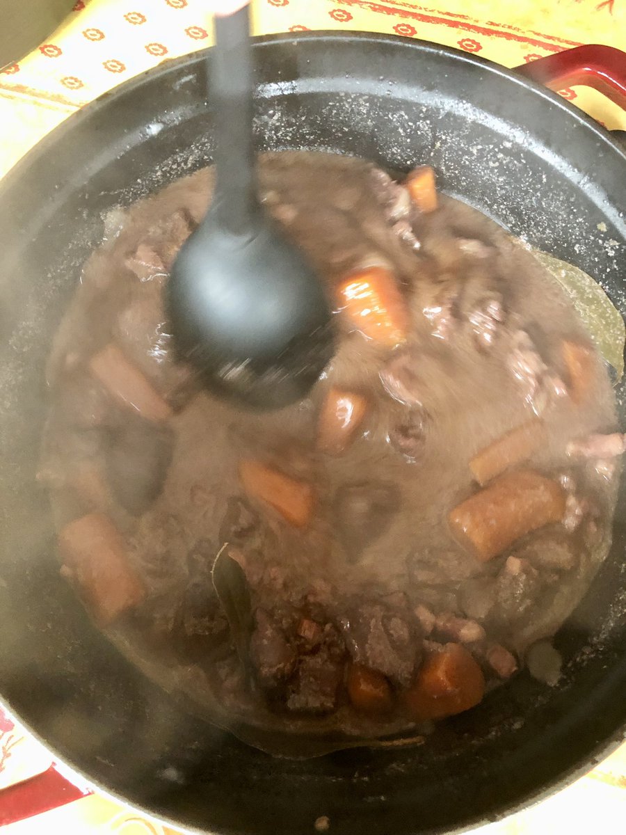 VinsAmateur's tweet photo. Escargots d’un traiteur Bressan, civet de sanglier cuit en cocotte Staub, avec deux vins choisis pour lui tenir tête : magnifique Sensonne de #Coursodon qui demande néanmoins encore un peu de temps de cave. Et Chateauneuf de #Chapoutier fondu, finement épicé.
Quel festin ! https://t.co/LqTctBfovd